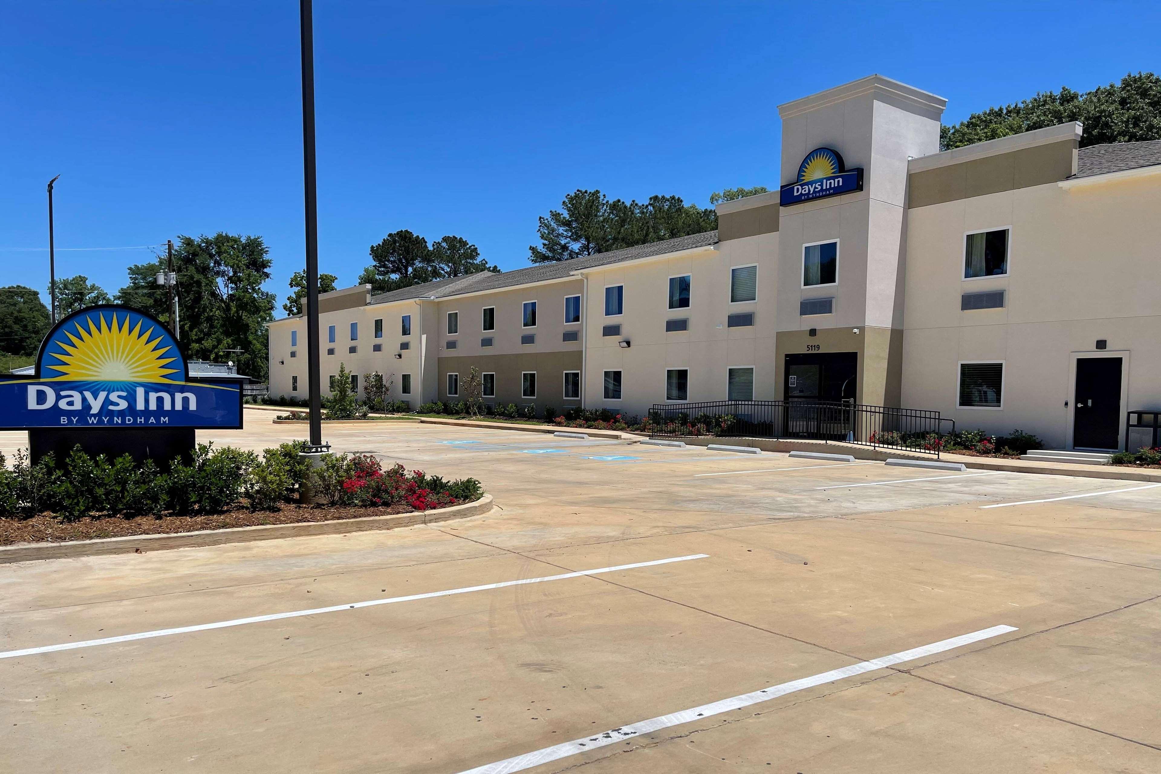 Days Inn By Wyndham Zachary La Екстериор снимка