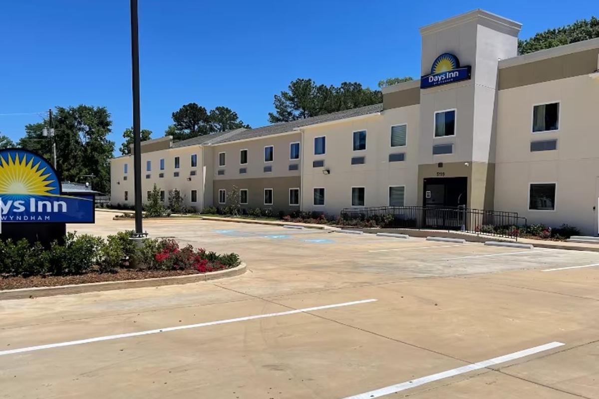 Days Inn By Wyndham Zachary La Екстериор снимка